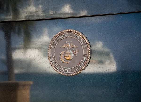 Plaque marine avec navire de croisière réfléchie — Photo