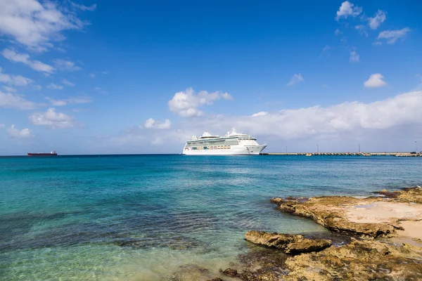 Weißes Kreuzfahrtschiff am felsigen Ufer vorbei — Stockfoto