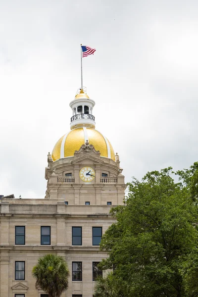 Cúpula de Ouro e Relógio na Câmara Municipal de Savannah — Fotografia de Stock