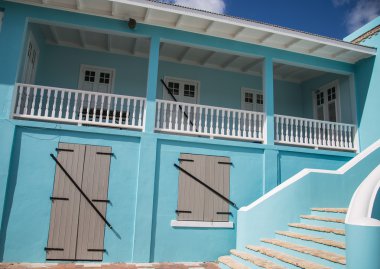 Mavi sıva üzerine gri panjurlar