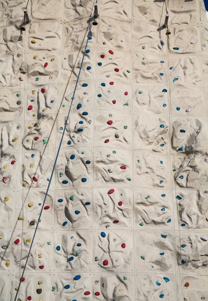 Corda azul angulada através da parede de escalada — Fotografia de Stock