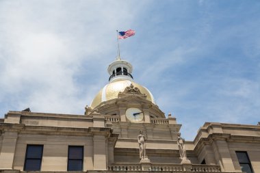 Saat altın kubbe ve Belediye Binası Amerikan bayrağı