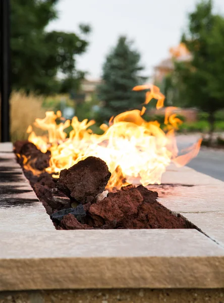 Fuego en hoyo de fuego al aire libre — Foto de Stock