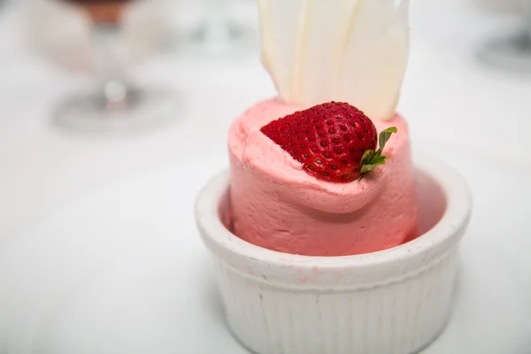 Sobremesa de mousse de morango — Fotografia de Stock