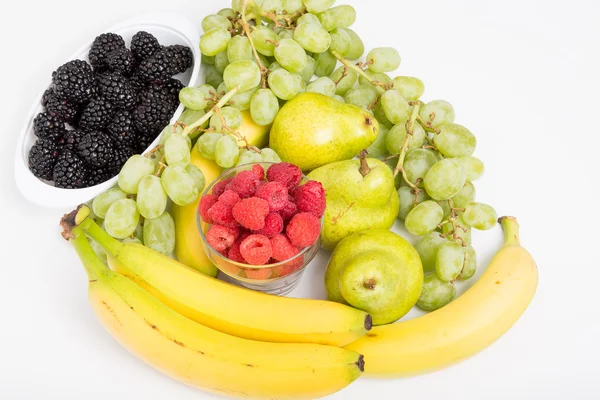 Frambuesas moras uvas plátanos y peras en blanco —  Fotos de Stock