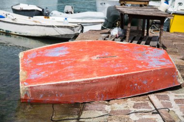 Eski devrilmiş balıkçı teknesi