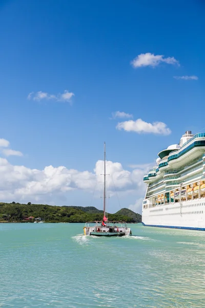 Katamaran mit Kreuzfahrtschiff — Stockfoto