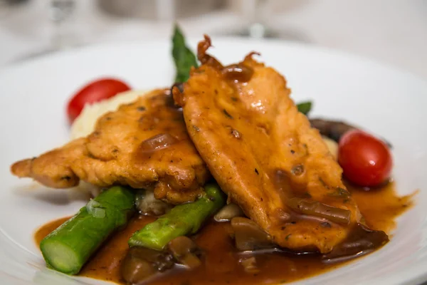 Pollo marsala oltre asparagi — Foto Stock