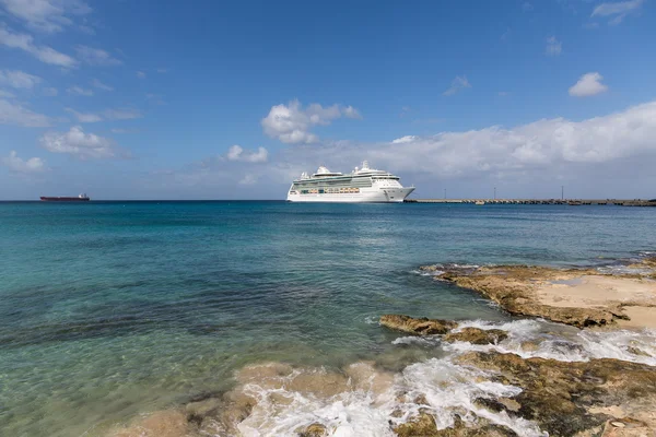 Yolcu gemisi ve geçmişte kayalık Sahil İskelesi