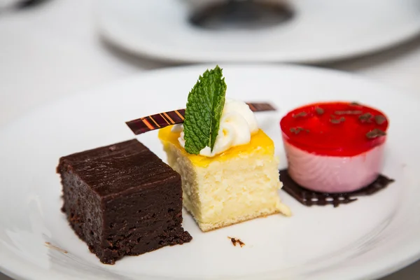 Dessert aus drei Gebäcken — Stockfoto