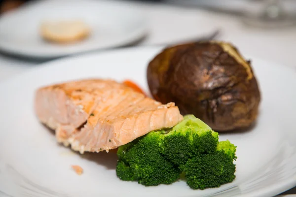 Salmón escalfado con brócoli y patata al horno —  Fotos de Stock