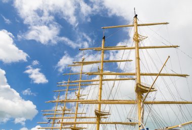Güzel gökyüzü altında beş gemi direkleri