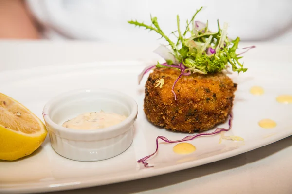 Pastel de Cangrejo con Salsa y Limón — Foto de Stock