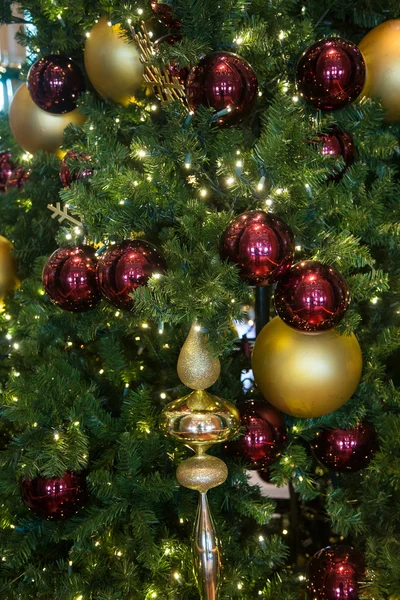 Piros és arany díszek, a karácsonyfát a — Stock Fotó