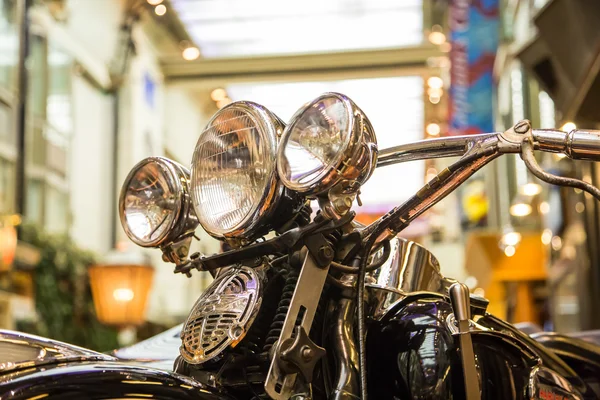 Frente da motocicleta clássica no lobby — Fotografia de Stock