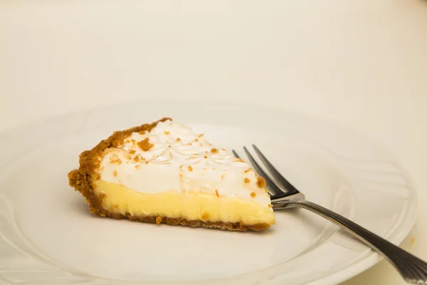 Torta de merengue de limão com garfo — Fotografia de Stock