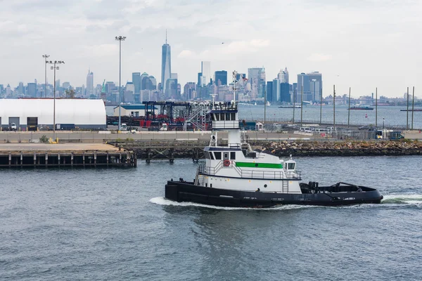 Barco de rebocador verde e branco com Nova York em segundo plano — Fotografia de Stock