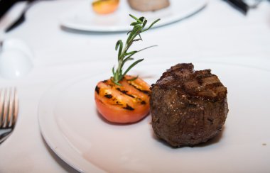 Fileto biftek ile kızarmış domates