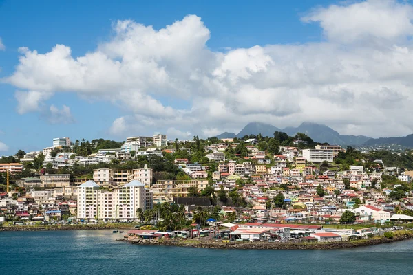 Casas coloridas y condominios hasta la colina en Martinica —  Fotos de Stock