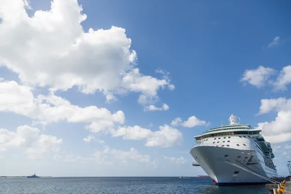Crucero anclado en muelle con cielo hermoso — Foto de Stock