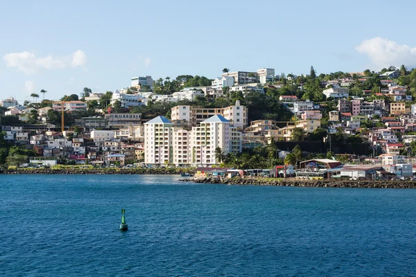 Pastell hotell på Martinique kust — Stockfoto