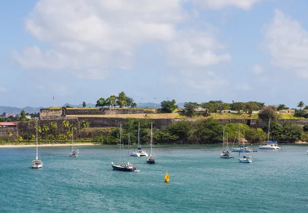 Barche a vela e Yellow Channel Marker by French Fort — Foto Stock