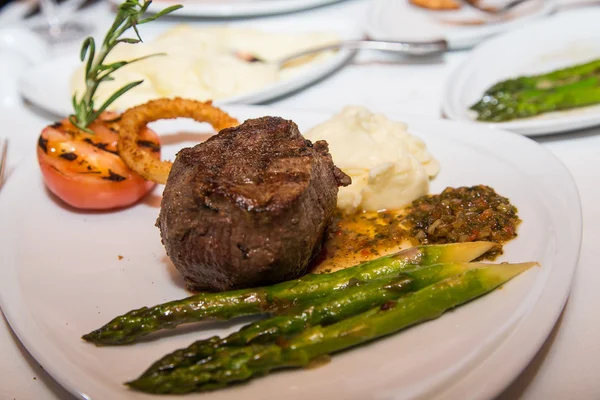 Bife e espargos — Fotografia de Stock