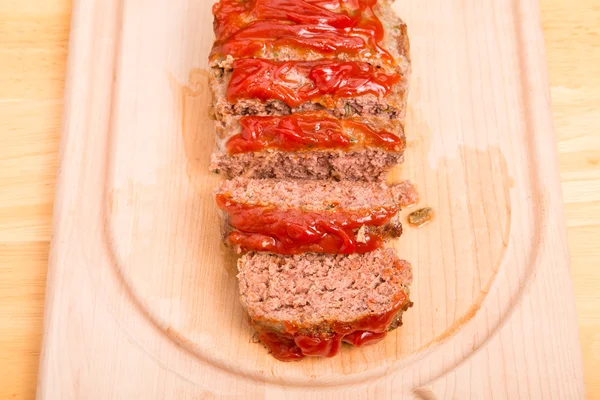 Νωπά ψημένα Meatloaf φέτες σε σκάφους κοπή ξύλου — Φωτογραφία Αρχείου