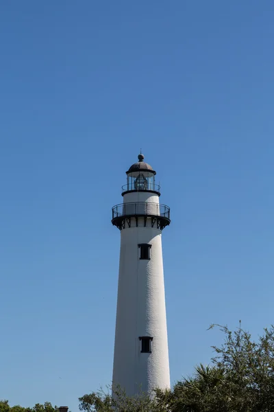 Faro de ladrillo blanco con herrajes de hierro negro bajo cielos azules — Foto de Stock