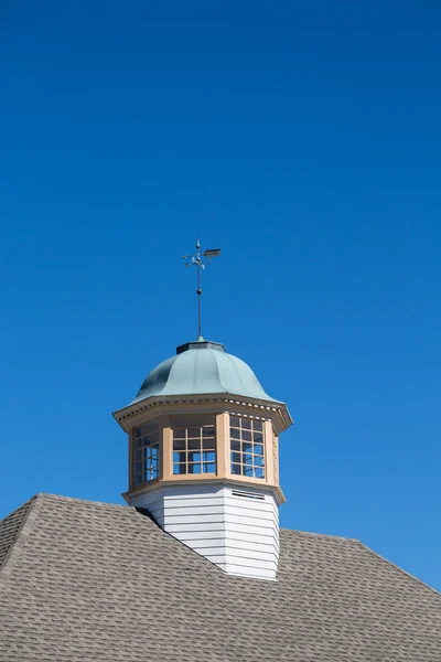 Veleta de viento en cúpula bajo cielo azul claro — Foto de Stock