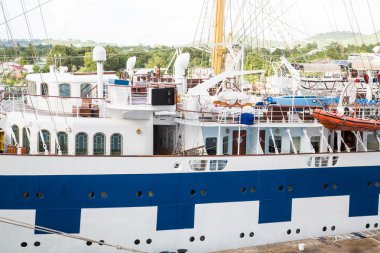 Güverte ve mavi ve beyaz kırpma makası gemide arma