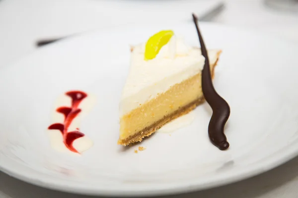 Decoração de palha de chocolate na torta de merengue de limão — Fotografia de Stock