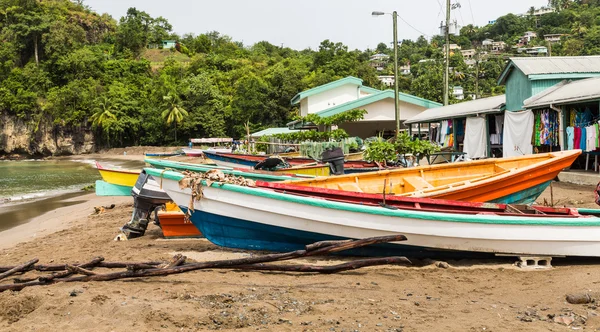 Kolorowe łodzie rybackie na plaży za starych domów — Zdjęcie stockowe