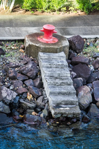 Bollard vermelho sobre passos de concreto — Fotografia de Stock
