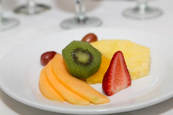 Prato de frutas fatiadas com morango cortado pela metade e Kiwi — Fotografia de Stock