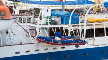 Motorlu sandal Clipper gemiye ateş püskürdü