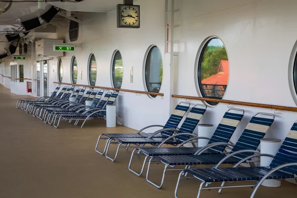 Blue and White Chaise Lounges Under Portholes — Stock Photo, Image