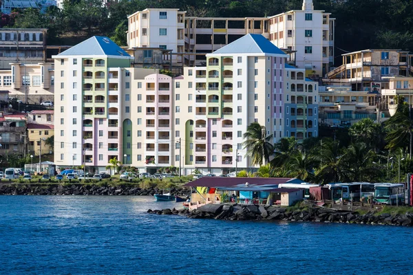Μεγάλο ξενοδοχείο χρώματα παστέλ σε ακτή της Μαρτινίκας — Φωτογραφία Αρχείου