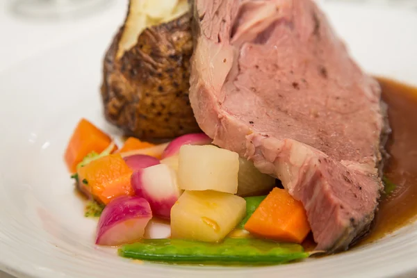 Prime Rib met gebakken aardappel en gemengde groenten — Stockfoto