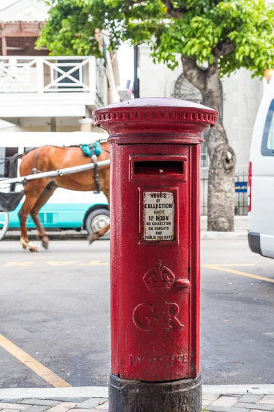 Caixa de correio vermelho Oldstyle na rua em Bahamas — Fotografia de Stock