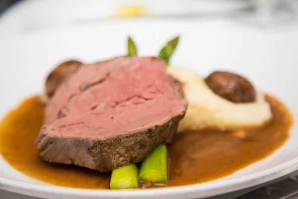 Prime Rib with Asparagus and Mashed Potatoes — Stock Photo, Image