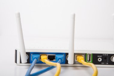 Kabloları ile kablosuz ağ yönlendiricisi
