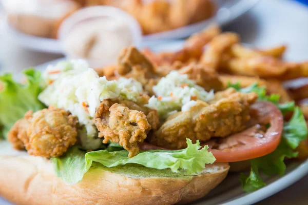 Cole slaw auf frittierte Auster po-boy — Stockfoto