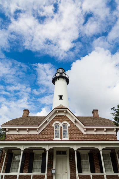 Red Brick House and White Brick Lighthouse — Stock Photo, Image