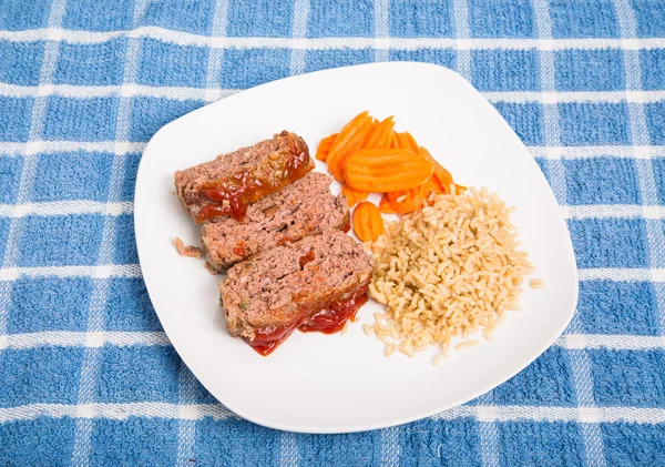 Kahverengi pirinç ve havuç ile dilimlenmiş rulo köfte — Stok fotoğraf