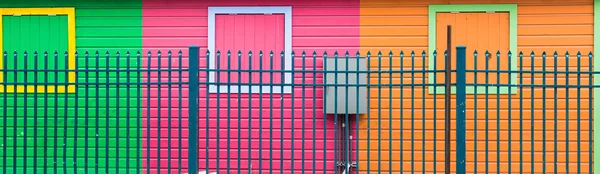 Renkli duvarları mavi çit — Stok fotoğraf