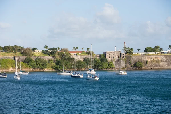 Yachts et voiliers sous Fort Français — Photo