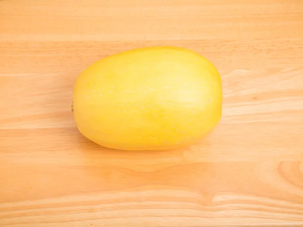 Calabaza entera de espagueti sobre mesa de madera — Foto de Stock