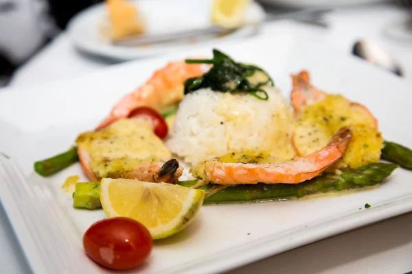 Cena di gamberetti alla griglia con riso — Foto Stock