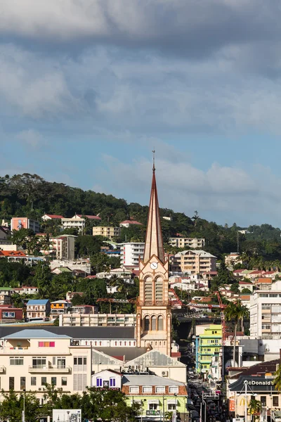 Bruin kerk onder kleurrijke Martinique gebouwen — Stockfoto